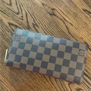 Authentic Louis Vuitton Zippy Wallet